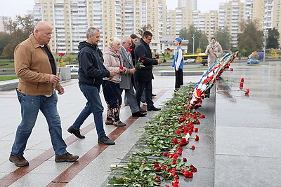 Представители польской организации возложили цветы к обелиску \"Минск - город-герой\"