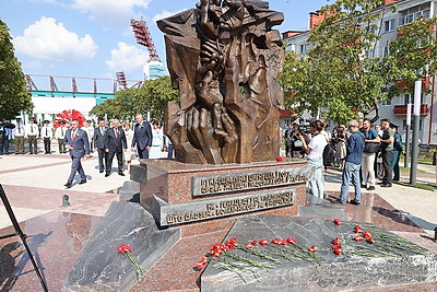Знак в память жертв геноцида открыли в Гомеле на обновленной площади Восстания