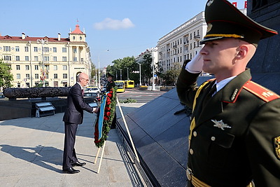 Первый заместитель премьер-министра Казахстана возложил венок к монументу Победы в Минске