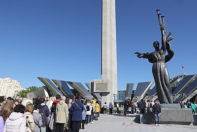 Накануне Дня Победы прошла церемония возложения цветов у стелы \"Минск - город-герой\"