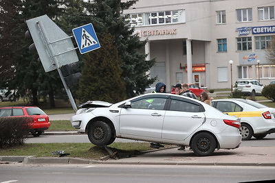 Автомобиль сбил светофор на перекрестке улиц Горького и Курчатова в Гродно