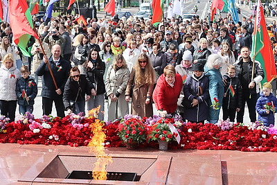 Народное возложение цветов проходит у монумента Победы в Минске