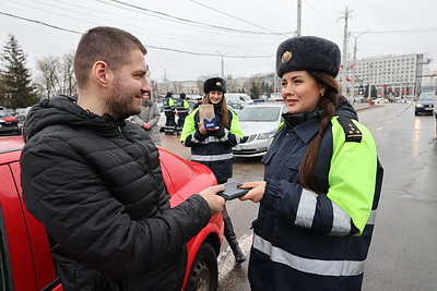 Сотрудники ГАИ Витебска оригинально поздравили водителей с 23 февраля