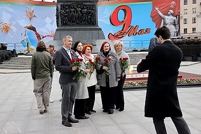 Народное возложение цветов проходит у монумента Победы в Минске