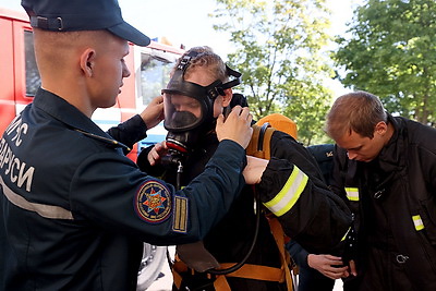 \"Окунуться в профессию спасателя\". В Минске прошел семинар \"Один день с МЧС\"