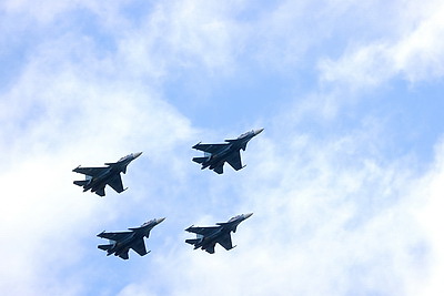 Для тренировки парада в небо над Минским морем подняли более 30 воздушных судов