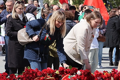 Народное возложение цветов проходит у монумента Победы в Минске