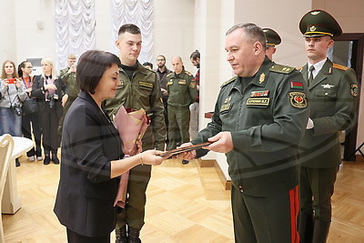 Лучших солдат-срочников и их матерей чествовали в Доме офицеров в Минске