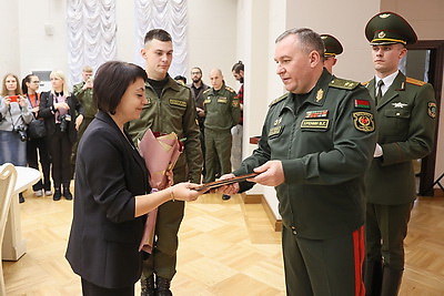 Лучших солдат-срочников и их матерей чествовали в Доме офицеров в Минске