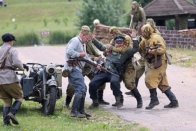 На \"Линии Сталина\" прошла реконструкция боя 1944 года