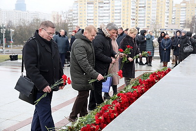 В столице в День защитников Отечества возлагают цветы к стеле \"Минск - город-герой\"