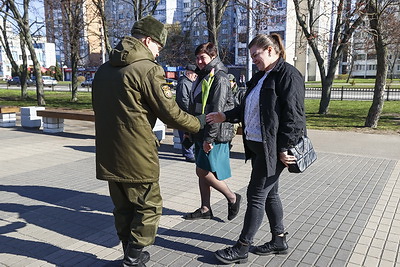 Военнослужащие с цветами и под аккомпанемент оркестра поздравили брестчанок с 8 Марта