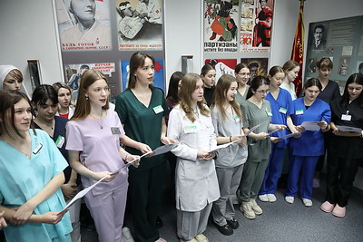 Молодые медики минской больницы принесли клятву клумовцев