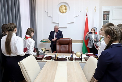 \"Мы - граждане Беларуси\". В ЦИК юным белорусам торжественно вручили первые паспорта