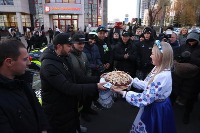 Дороги выдержали! В столице участников дрифта встретили хлебом-солью