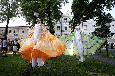 Парад фестиваля уличного искусства \"На семи ветрах\" состоялся во время \"Славянского базара\"