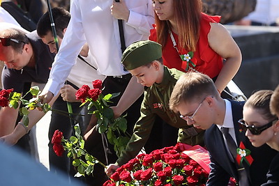 В честь 50-летия присвоения столице звания \"город-герой\" на площади Победы возложили цветы