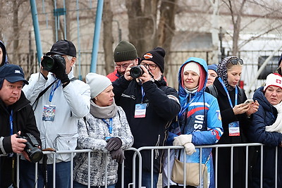 Экипажи корабля \"Союз МС-25\" проводили из гостиницы в Байконуре на космодром