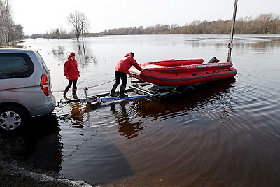 \"И помощь есть, и большой воды не боимся\". Как живут в отрезанной от суши паводком Поляновке