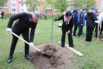 В Гродно в честь 100-летия образования органов торговли заложили капсулу времени и аллею