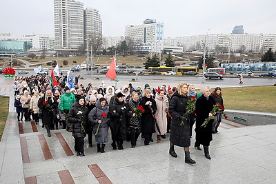 В столице в День защитников Отечества возлагают цветы к стеле \"Минск - город-герой\"