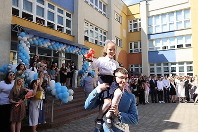 В школах Минска прозвенел последний звонок