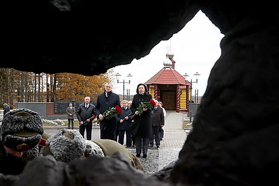 Кочанова возложила цветы к мемориалу сожженных деревень Могилевской области