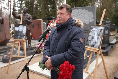 Памятник народному художнику Беларуси Василию Шаранговичу открыли на Восточном кладбище