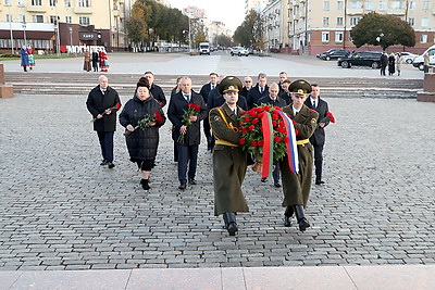 Участники экономического форума в Могилеве возложили цветы к Вечному огню