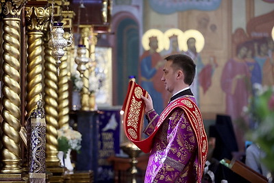 Православные верующие празднуют Собор Архангела Гавриила