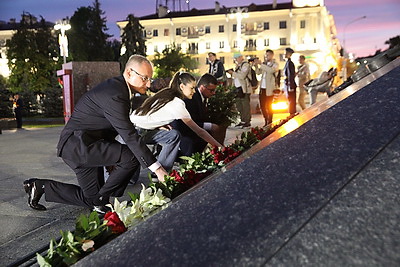 Участники \"Поезда Памяти\" возложили цветы к Вечному огню у монумента Победы в Минске