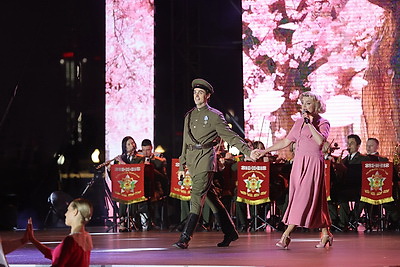 Большой гала-концерт \"В девять часов вечера после войны\" проходит в Минске
