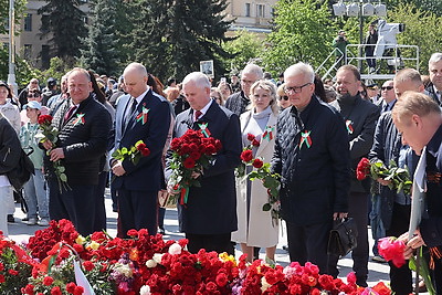 Народное возложение цветов проходит у монумента Победы в Минске