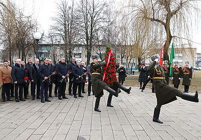 \"Живая память\". Подвиг воинов-интернационалистов почтили в Хойниках и Лельчицах