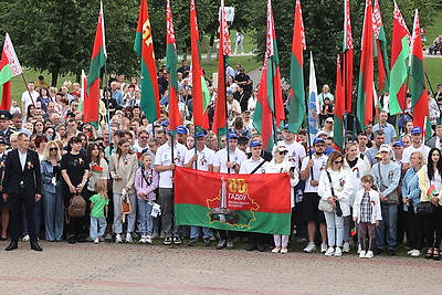 Митинг в честь Дня Независимости проходит в мемориальном комплексе \"Буйничское поле\"