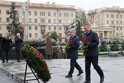 Участники VII ВНС возложили венки и цветы к монументу Победы в Минске