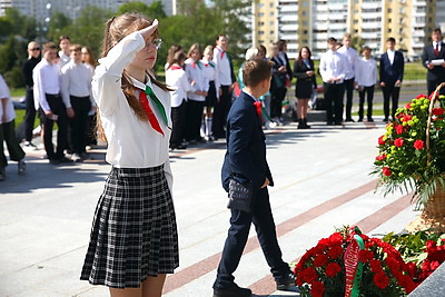 Церемония прощания с пионерским галстуком состоялась у стелы \"Минск - город-герой\"