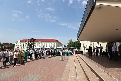 Ключи от 17 микроавтобусов для инвалидов-колясочников передали в соцучреждения