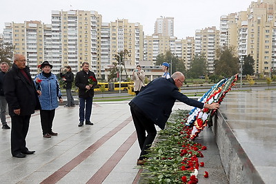 Представители польской организации возложили цветы к обелиску \"Минск - город-герой\"