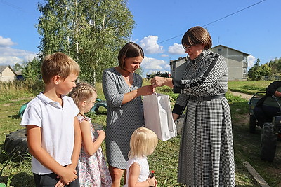 В Холопеничах 13 пострадавших от стихии многодетных семей получили наборы для школы