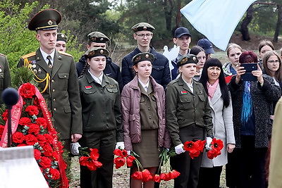 Молодые медики четырех стран высадили Аллею памяти у воинского захоронения в Озаричах