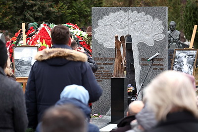 Памятник народному художнику Беларуси Василию Шаранговичу открыли на Восточном кладбище