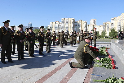 Накануне Дня Победы прошла церемония возложения цветов у стелы \"Минск - город-герой\"