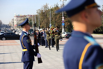 Министр общественной безопасности Вьетнама возложил венок к монументу Победы в Минске