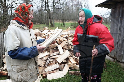 Будет тепло. Дрова с чемпионата по колке доставили одиноким пожилым жителям Минского района