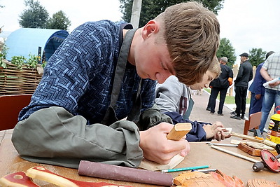 Рыцари в сияющих доспехах и дамы в прекрасных платьях. В Мстиславле прошел фестиваль средневековья