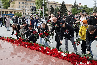 Народное возложение цветов проходит у монумента Победы в Минске