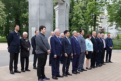 Руководство Исполкома СНГ и постпреды государств Содружества возложили цветы на Аллее Дружбы в Минске