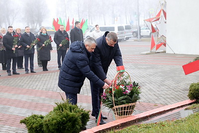 Во имя памяти. Крутой возложил цветы к мемориальному комплексу \"Курган Славы\" в Мозыре