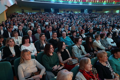 Гала-концерт творческих коллективов Гродненской области проходит во Дворце Республики